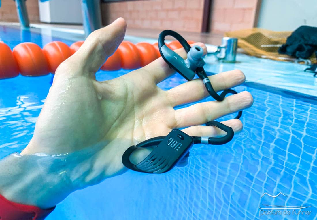 Estos auriculares inalámbricos son acuáticos y sirven para nadar, pero lo  mejor es su precio